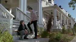 Sam buscando consuelo en Carol tras la muerte de su padre.