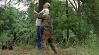 Eastman siendo mordido por un caminante al salvar a Morgan.