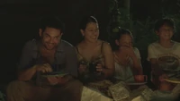 Los Morales disfrutando de la velada, poco antes de que se desate el caos.