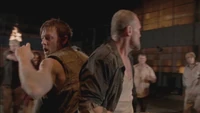 Daryl y Merle luchando por sus vidas