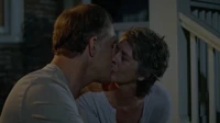 Carol y Tobin besándose.