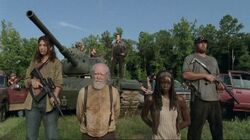 Alisha teniendo prisioneros a Hershel y Michonne.