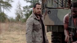 Martinez dándole órdenes al grupo de Tyreese.