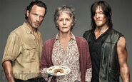 Aug7-ew-cover-the-walking-dead