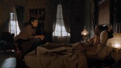 Maggie haciendo un comercio con Gregory