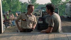 Rick y Shane discutiendo sobre la idea de regresar a buscar a Merle.