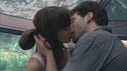 Lori y Shane besándose a escondidas en el campamento.