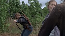 Dianne rescatando a Daryl y Aaron de algunos caminantes.