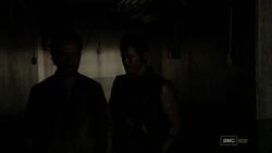 Daryl ofreciéndole su ayuda incondicional a Rick en caso de que unos de los reclusos (Tomas) intentara hacer algo.
