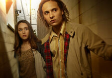 FTWD-season-1-gallery-alicia-carey-frank-dillane-935