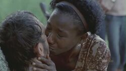 Jacqui despidiéndose de Jim.