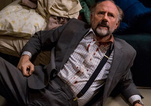 Xander Berkeley en el episodio "Worth" de la Temporada 8