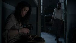 Karen recibiendo la visita de Tyreese en su celda.