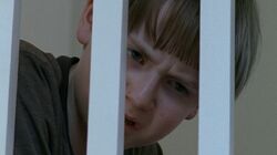 Sam charlando con Carol desde el piso de arriba.