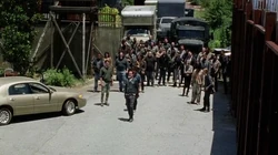Negan y sus séquitos arribando a Alexandría.
