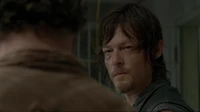 Daryl reaccionando al enterarse de lo sucedido con Carol.