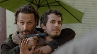 Rick teniendo a Alex de rehén.