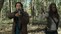 Glenn y Michonne siendo emboscados por Dwight y sus hombres.