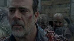 Negan y Gabriel pasando sobre la horda.