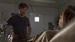 Maggie siendo recomendada por Harlan de permanecer en Hilltop hasta que nazca el bebe.