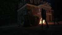 Maggie utilizando un tractor para acabar con los caminantes.