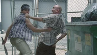 Uno de los secuestradores de Daryl recibiendo un flechazo de Daryl.