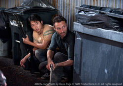 Rick y Glenn resguardándose de los ataques de los bandidos.