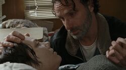Una adolorida Maggie siendo llevada por su grupo hasta Hilltop.
