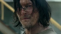 Daryl observando a los prisioneros y a los caminantes de las cercas.