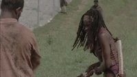 Michonne defendiéndose de los caminantes.