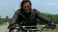 Daryl regresando a buscar a Rick tras perder comunicación con él.