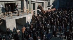 Negan anunciando la guerra contra la alianza de comunidades.