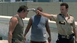 Rick amenazando a Daryl con dispararle si le hacia algo a T-Dog