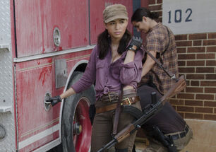 Christian Serratos en el episodio "Self Help" de la Temporada 5