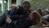 Dwight desviando a los caminantes que cubrían la carretera.