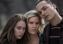 Fear-the-walking-dead-season-4-gallery-alicia-debnam-carey-madison-dickens-935