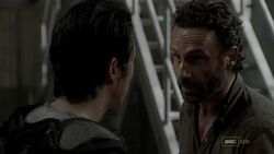 Rick ordenando a Glenn hacer lo necesario con Hershel en caso de que no sobreviviera.