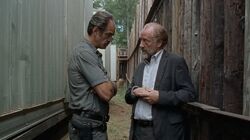 Gregory hablando con Simon