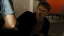 Derek exigiendo atención medica para su amigo.