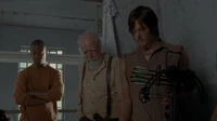 Daryl, Hershel y Bob dando sus opiniones respecto a las repentinas muertes de Patrick y Charlie.