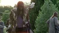Michonne entrando a Alexandría con un ciervo muerto a cuestas.