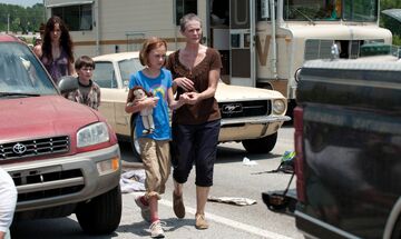 Melissa McBride en el episodio "What Lies Ahead" de la Temporada 2.