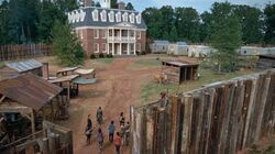Rick y su grupo entrando a Hilltop.