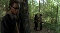 Heath escuchando la conversación de Rick, Glenn y Michonne.