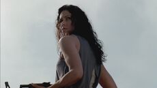 Karen vigilando los portones de Woodbury.