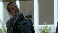 Negan burlándose de la videoentrevista de Rick.