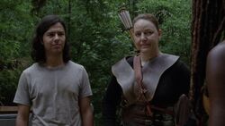 Dianne despidiéndose de Michonne.