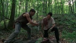 Rick y Daryl realizandole una autopsia a un caminante para comprobar que no se había comido a Sophia.