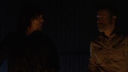 Daryl confesándole a Rick que no deseaba más el mando de líder de Los Salvadores.