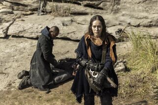 Alycia Debnam-Carey en el episodio "PADRE" de la Temporada 7